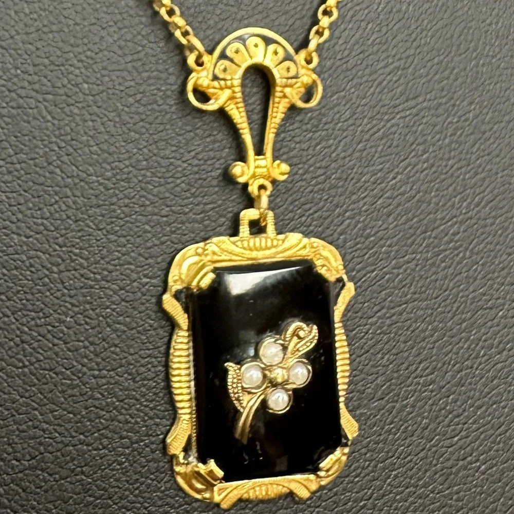Elegant Vintage Victorian-Style Necklace with Faux Pearls - Picture 9 of 14